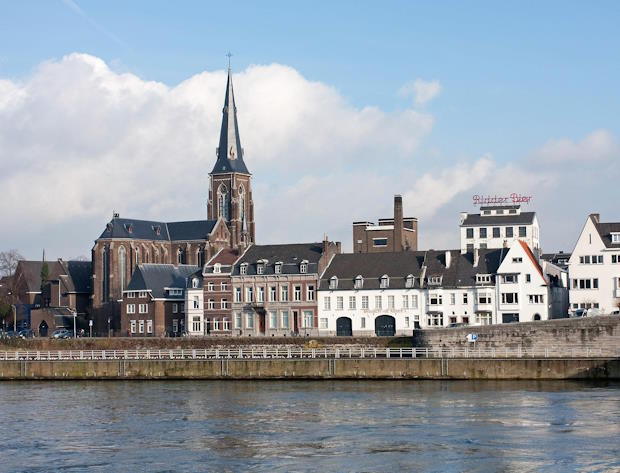 Binnenstad Maastricht aan de maas.
